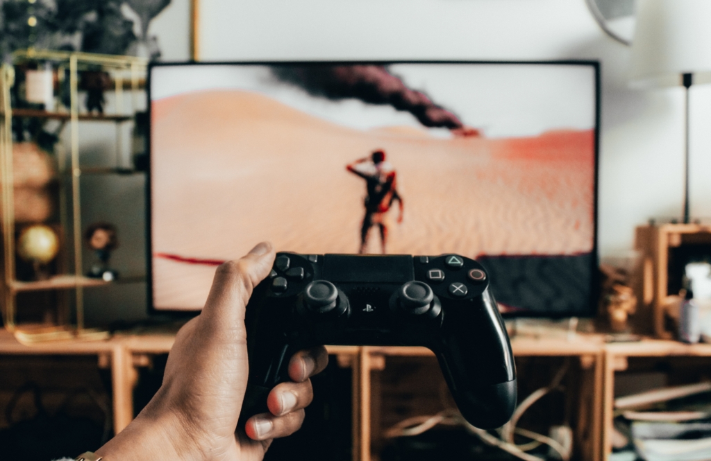 テレビゲームで遊ぶ人